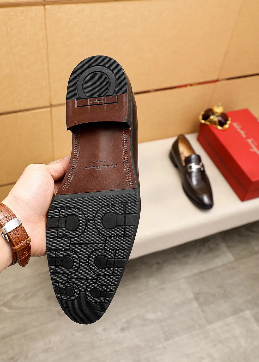 Men's shoes 💰460 💐 Product trademark: Ferragamo "Ferragamo" casual leather shoes Regular size: 39-44 (38.45.46🉑️Customized) Product materials: Selected imported open-edge beaded cowhide leather upper + classic hardware buckle, imported water-dyed cowhide leather lining. Strong three-dimensional visual effect, combined outsole Color: 2⃣️colors available
